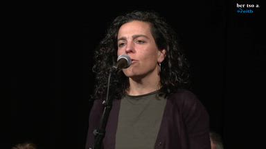 Maialen Lujanbio, bi pertsonen paperean.