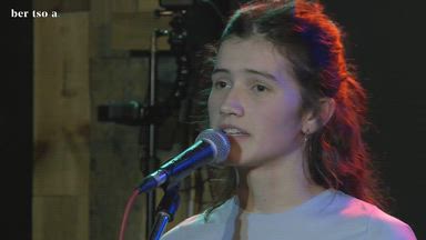 June Aiestaran. Bikote ohiaren mezua mugikorrean.