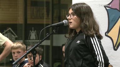 Oinak emanda. Inge Mitxelena.