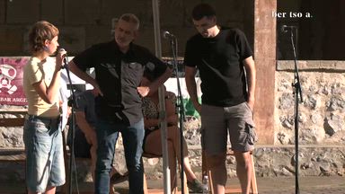 Aitor Etxebarriazarraga eta Unai Iturriaga. Txosnetako bi kide eztabaidan.